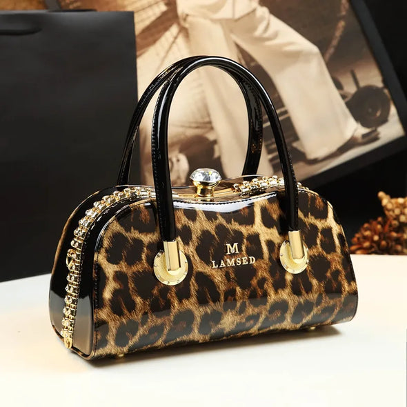 2024 New Fashionable Genuine Leather Women's Bag, Middle aged Mom's Bag, Versatile, Large Capacity, and Atmospheric Clip Handbag